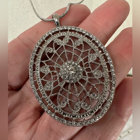 Long silvertone oval filigree rhinestone pendant necklace - Picture 3 of 5